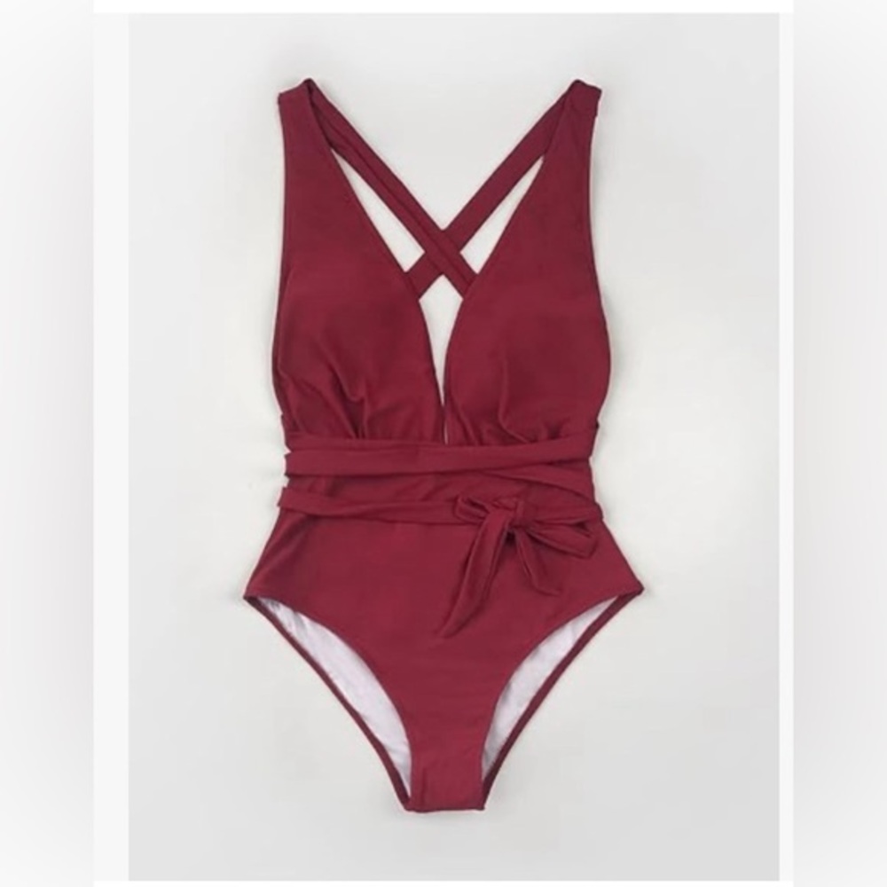 New Cupshe Red Deep Cut Back Tie Swimsuit One Piece Size Small NWT
